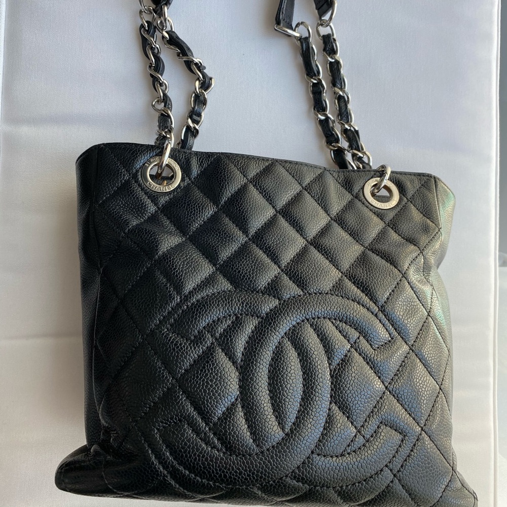 CHANEL Purse.